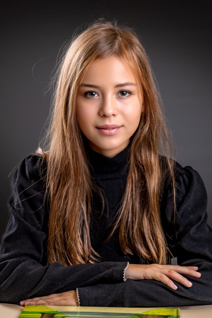 Portrait scolaire d'un élève, fond gris neutre, lumière de studio